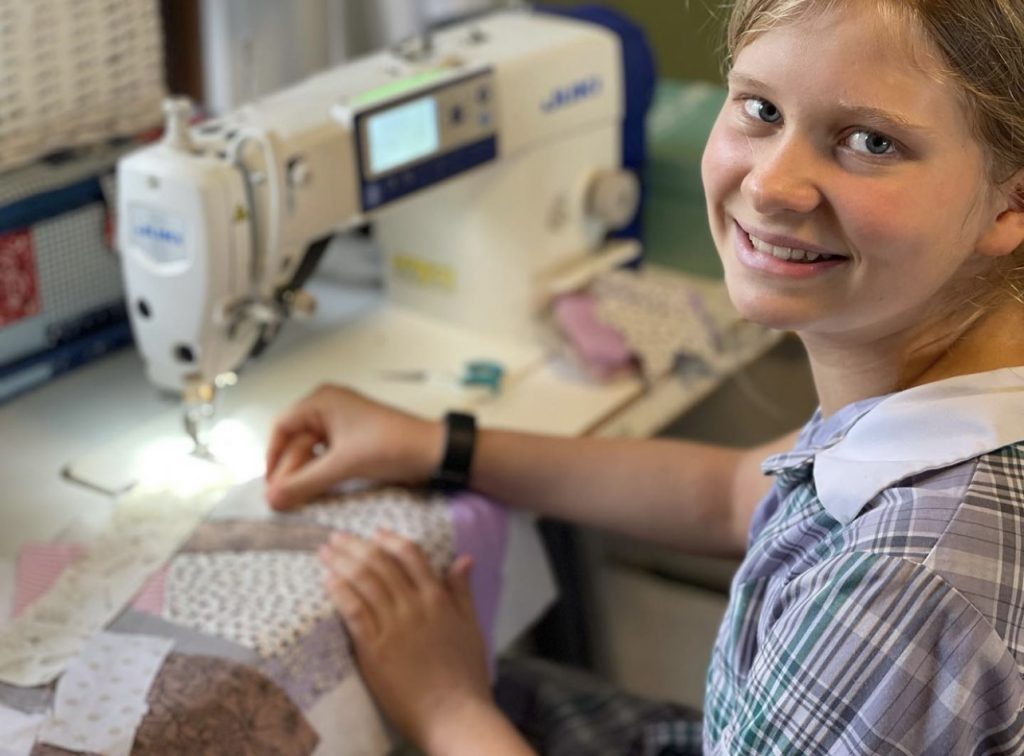 Course participant with sewing machine